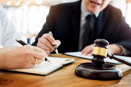Dịch vụ pháp lý liên quan đến thủ tục tố tụng hành chính gồm những gì?