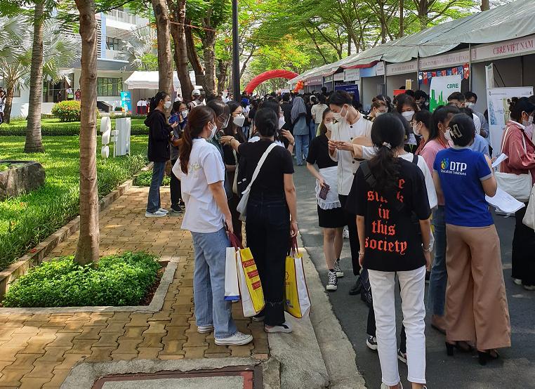 Tham gia ngay ngày Hội việc làm tại Đại học Tôn Đức Thắng – TDTU Job Fair 2022 Sinh viên ĐH Tôn Đức Thắng tại gian hàng Phan Law Vietnam.