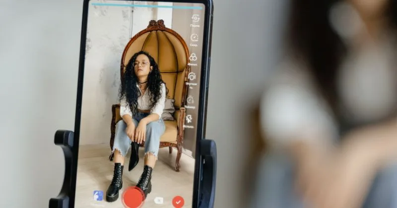 Sử dụng video từ kênh YouTube do bạn sở hữu. Sử dụng video từ kênh YouTube do bạn sở hữu.